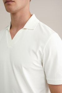 Bílá polo košile s krátkým rukávem a výstřihem do V, vyrobená z hladkého materiálu. Má jednoduchý design s minimálním prošitím.