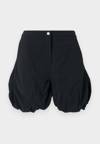 Μαύρο σορτς από ελαφρύ ύφασμα, με μαζεμένο σχέδιο, κουμπί κλεισίματος και στρογγυλεμένο σχήμα στα τελειώματα.