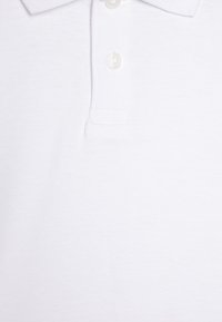 Hvit polo skjorte med klassisk krage, tre-knapps placket og glatt bomullsstoff med en subtil tekstur.