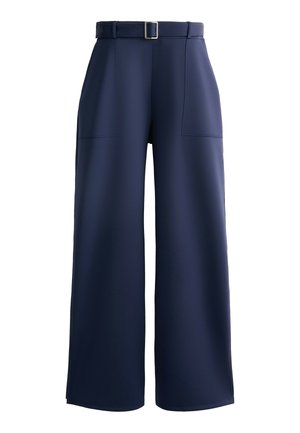 Pantaloni largi de culoare bleumarin, dintr-un material neted, cu un brâu cu cataramă rectangulară și două buzunare frontale.