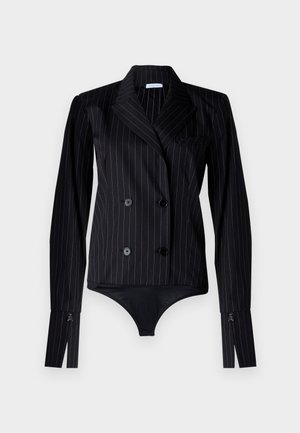 Blazer doppiopetto a righe nere con colletto appuntito, maniche lunghe e fondo a bodysuit; presenta chiusure con bottoni e spacchi ai polsini.