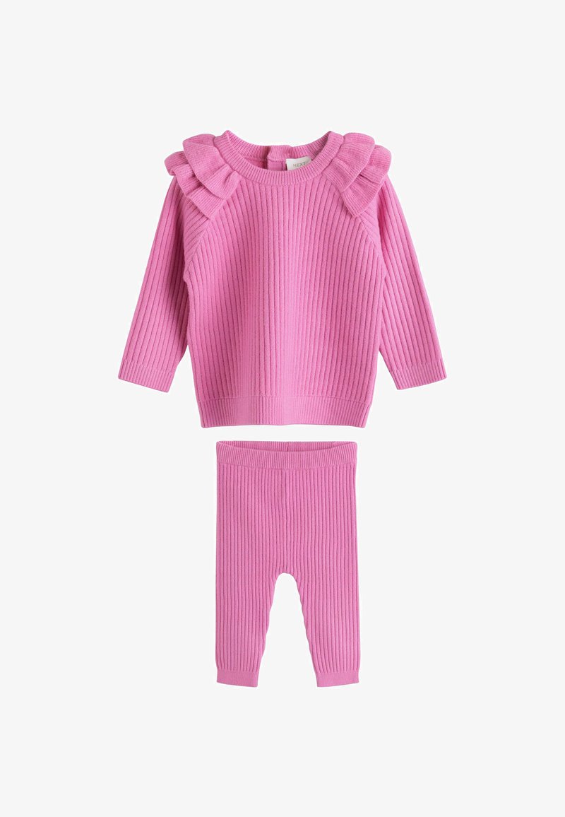 Rosa gerippter Strickpullover für Kleinkinder mit Rüschen an den Schultern und passende gerippte Strickhose auf weißem Hintergrund.
