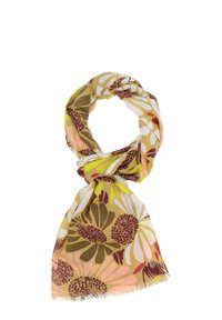 Eșarfă florală confecționată dintr-un material moale și ușor. Culorile includ maro, roz, alb și verde, având o margine franjurată și modele complicate de flori.