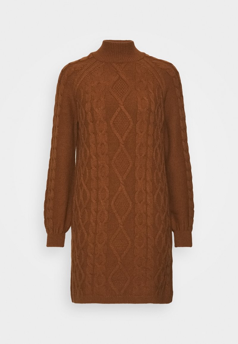 Robe pull en tricot marron avec un col montant, présentant des motifs en mailles torsadées, des poignets côtelés et une coupe décontractée, descendant jusqu'à mi-cuisse.