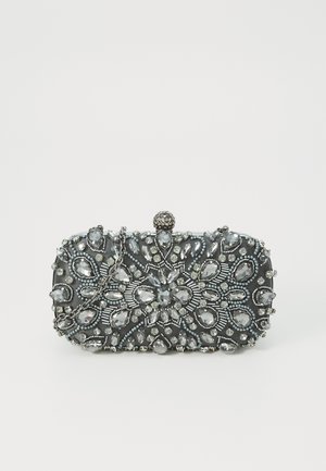 Pochette perlée en gris foncé avec un motif floral complexe, ornée de plusieurs strass, d'un fermoir métallique et d'une bandoulière en chaîne.