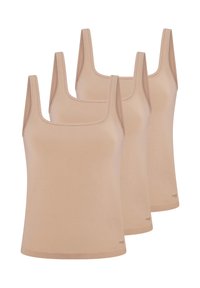 Drie beige tanktops met een vierkante halslijn, gemaakt van gladde stof, met brede banden en een subtiel logo aan de onderrand.