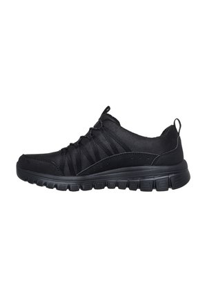 Schwarze Slipper aus glattem synthetischem Material mit einer strukturierten Oberfläche, elastischen Streifen und einer gepolsterten, gemusterten Sohle.