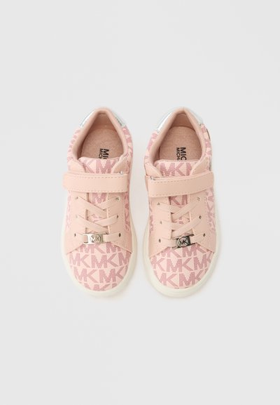 Ζευγάρι ροζ αθλητικά παπούτσια για νήπια με μοτίβο "MK", λουράκια βέλκρο και μεταλλικό λογότυπο "MK" στα κορδόνια, σε απλό λευκό φόντο.