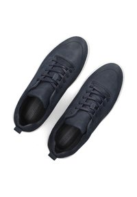 Marine leren sneakers met witte rubberen zolen, platte veters en een gestructureerd oppervlak. Inclusief een achterste treklus en een geëxtraheerd voetbed.