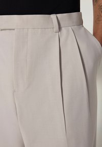 Next EDIT RELAXED SMART - Chino stiliaus kelnės - stone