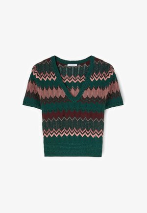 Haut en maille à manches courtes avec col en V profond, présentant des motifs en zigzag verts, roses et bordeaux, avec une bordure côtelée.