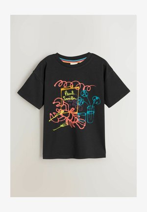 Fekete pamut póló színes absztrakt grafikákkal, amely homárral, virágokkal és szemüvegekkel díszített, a "Paul Smith" felirat pedig merész, játékos betűtípussal készült.