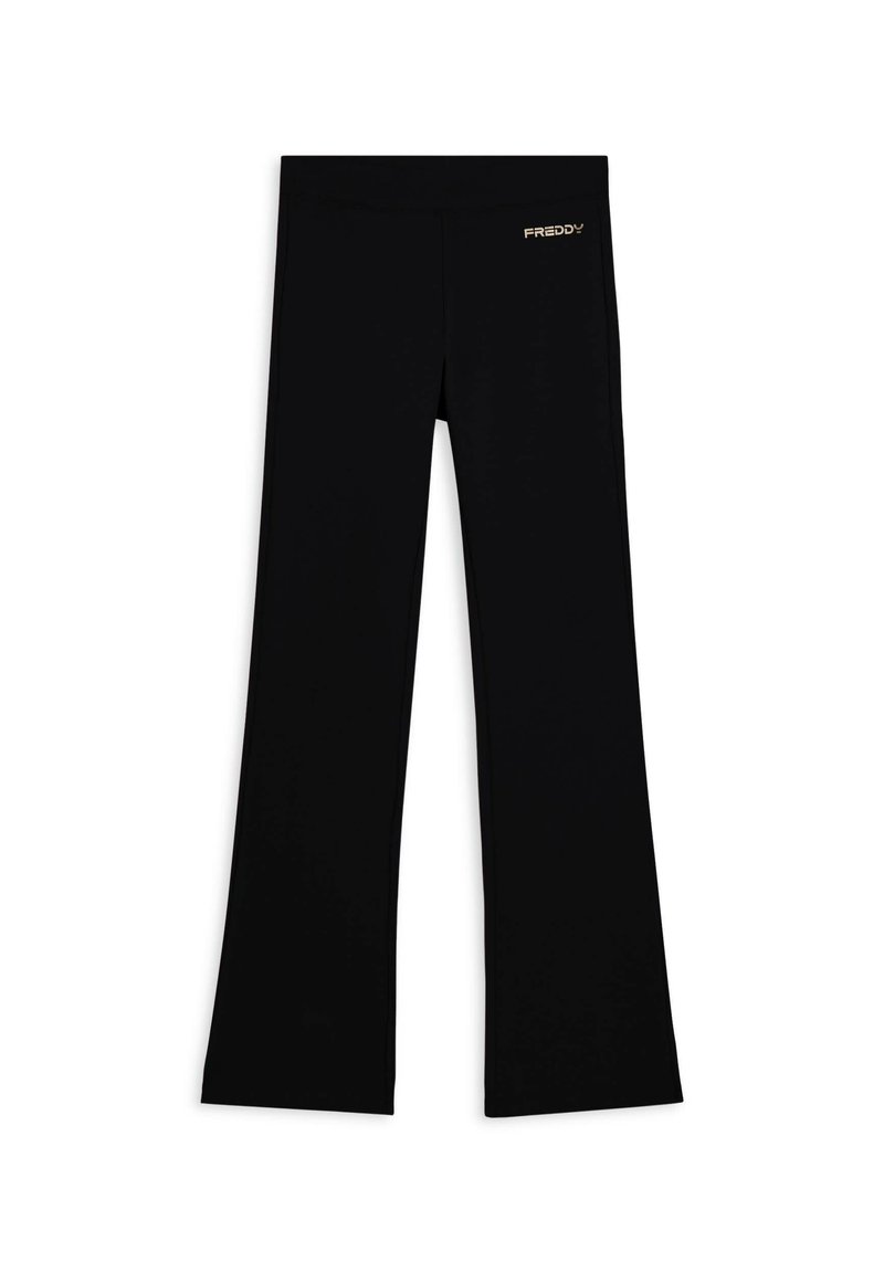 Pantalones de campana negros hechos de una tela elástica; cuentan con una cinturilla suave y un pequeño logo dorado "FREDDY" en la parte superior izquierda.