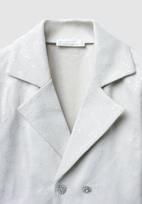 Cappotto grigio a spina di pesce con dettagli in paillettes, design doppiopetto e bottoni decorativi argentati. L'interno presenta una fodera morbida.