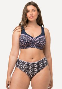 Marineblauw en roze polka dot beha en slipset met brede bandjes, een kantafwerking en een kleine strikaccent in het midden, ontworpen voor comfort.