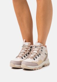 Skechers Stivaletti stringati - white