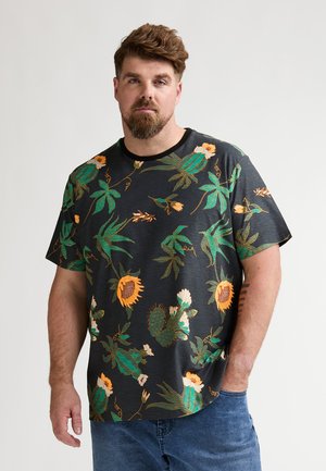 Tricou negru cu mânecă scurtă, cu un model floral și de cactus în verde, portocaliu și alb, cu gât rotund și croială lejeră.