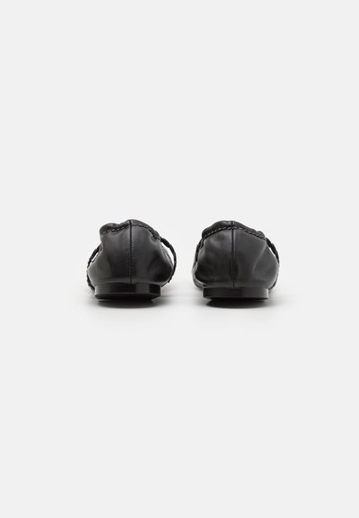 Sapatos bailarina de couro preto com uma textura suave, parte traseira arredondada e mínimas decorações. Sola plana com detalhe de costura subtil ao longo das bordas.