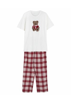 Biały bawełniany t-shirt z nadrukiem brązowego misia. Czerwono-białe, w kratę spodnie piżamowe mają luźny krój i boczne szwy.