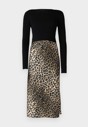 Kroj z dolgimi rokavi, ki ima črno žametno zgornji del in krilo z leopardjim vzorcem v odtenkih zlata in črne, z gladko teksturo.