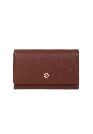 Brązowy, teksturowany skórzany portfel ze złotym, okrągłym emblematem logo umieszczonym na środku przedniej klapki.