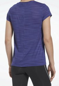 Fialové sportovní tričko s krátkým rukávem, které má texturovaný pruhovaný vzor a rovný střih. Zadní design zahrnuje jemný šev.