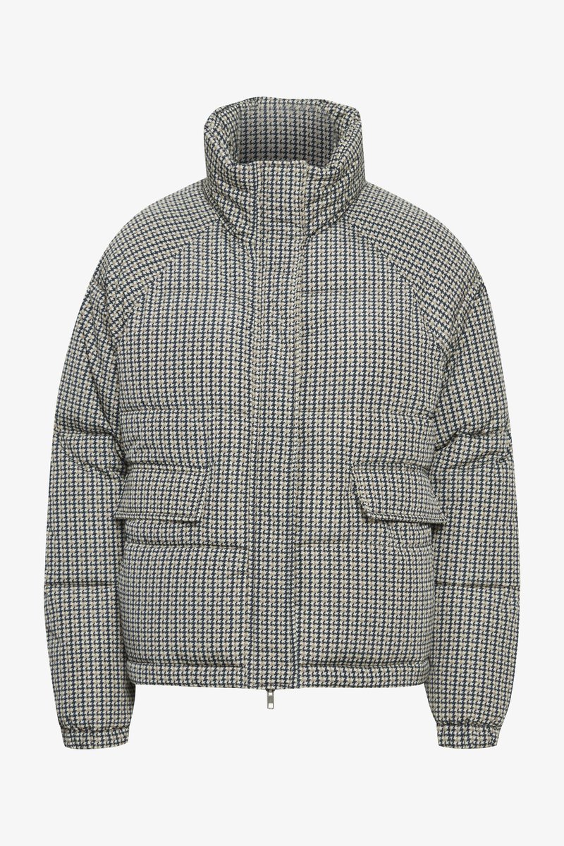 Pufferjacke mit hohem Kragen, ausgestattet mit einem Hahnentrittmuster in Beige und Marineblau. Verfügt über zwei Fronttaschen und einen Reißverschluss.