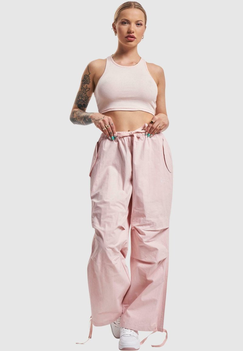 Karl Kani SMALL SIGNATURE PARACHUTE Trousers dusty rose/light