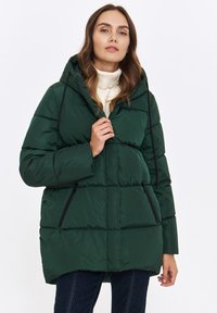Ocieplana zielona kurtka puchowa z kapturem, zapinana na zamek, z dwoma bocznymi kieszeniami i czarnym wykończeniem na brzegach.