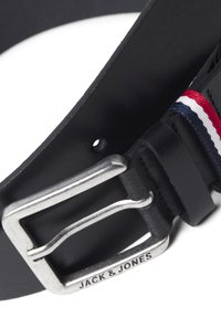 Černý kožený pásek s kovovou sponou stříbrné barvy, na které je vyryto "JACK & JONES", a strukturovaným popruhem s červenými, bílými a modrými pruhy.
