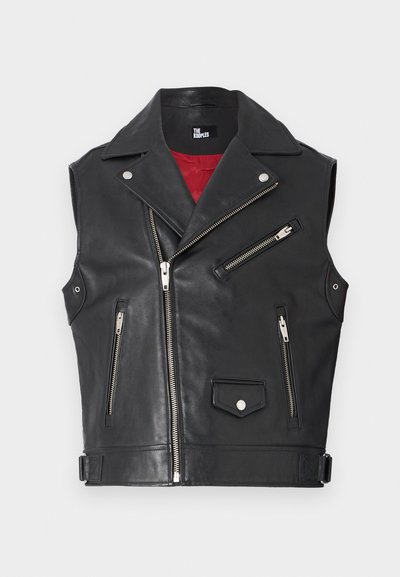 Zwarte leren vest met brede kraag, meerdere ritsen en zilverkleurige hardware. Rode voering zichtbaar aan de binnenkant; bevat een voorzak met drukknoopsluiting.