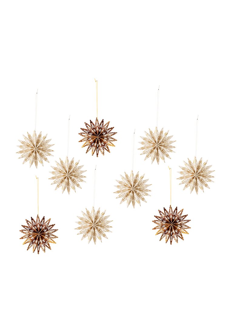 Neun sternförmige Ornamente in Gold-, Weiß- und Bronzetönen, hergestellt aus geschichtetem Papier. Jedes Ornament weist ein einzigartiges, spitzes Design auf.