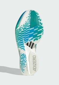 Podrážka topánky s bielym základom a gradientom modrej a zelenej v pixelovanom dizajne. Pozoruhodný text: "ADIZERO" a "LIGHTTRAKION."