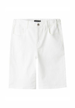 Weiße Jeans-Shorts mit geradem Schnitt, ausgestattet mit einem Knopfverschluss, Gürtelschlaufen und zwei Fronttaschen. Glatte Textur mit einem klaren Design.