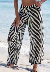 Zwart-witte doorschijnende wijde broek met een zebrapatroon, met een comfortabele tailleband en een vloeiende pasvorm.
