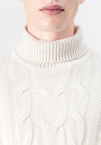 Hackett London CABLE ROLL NECK - Pulóver - off white