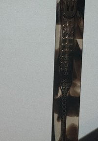 Gli occhiali da sole con motivo tartaruga presentano una finitura lucida, aste sottili con branding inciso e dettagli hardware sottili.