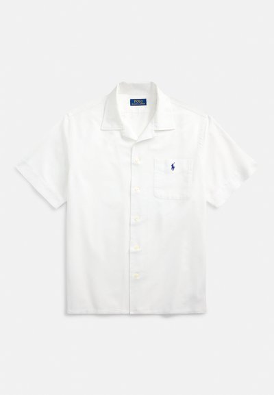 Balta īsroku krekls no kokvilnas ar izgrieztu apkakli, priekšpusē ar pogām un mazu zilu logotipu uz krūšu kabatas.