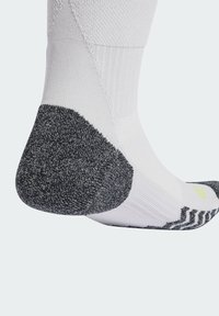 Białe skarpety sportowe z szarym palcem i piętą. Wykonane z teksturowanego, oddychającego materiału z kontrastowymi prążkowanymi akcentami.