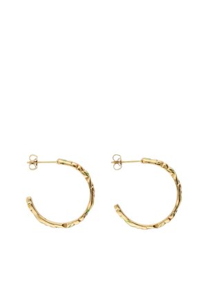Paire de boucles d'oreilles demi-anneaux dorées texturées avec attaches à tige sur fond blanc.