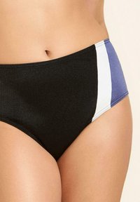 Bikini z wysokim stanem, wykonane z gładkiego czarnego materiału z niebieskimi i białymi bocznymi panelami, oferujące gładką fakturę oraz kontrastujące kolory.