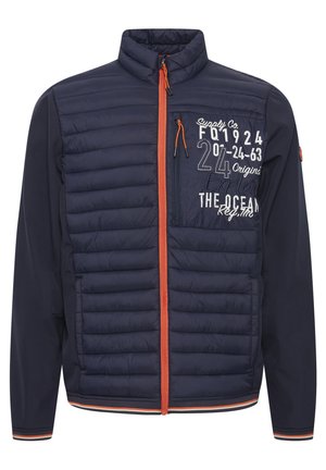 Tengerészkék kabát steppelt elülső résszel, magas gallérral és narancssárga cipzárral. Printed szöveggel és mintákkal rendelkezik a mellkasán. Rugalmas mandzsetták és alsó rész.