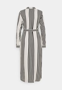 Svart- och vitrandig klänning med långa ärmar, krage och tydlig midja. Tyget ser slätt ut, med vertikala ränder och manschettdetaljer.