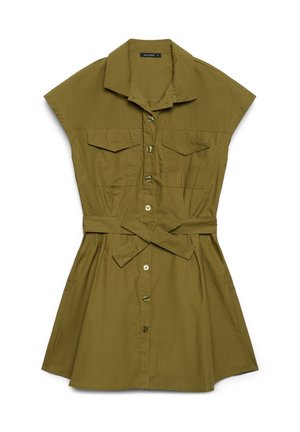 Vestito verde oliva a maniche corte con bottoni, colletto, tasche sul petto e cintura annodata in vita.