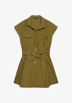 Vestito verde oliva a maniche corte con bottoni, colletto, tasche sul petto e cintura annodata in vita.
