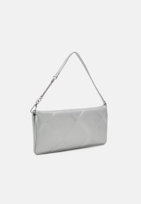Calvin Klein QUILT WRISTLET CLUTCH_MET - Psaníčko - silver coloured