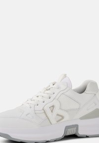 Białe sportowe sneakersy z mieszanką gładkiej skóry i siateczkowego wierzchu, okrągłym noskiem, grubą podeszwą i kontrastującymi szarymi akcentami.