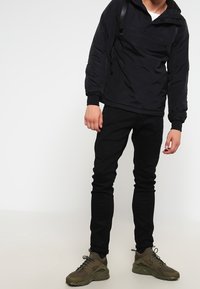 Urban Classics Overgangsjakke - black