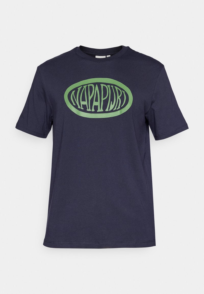 T-shirt en coton bleu marine à manches courtes, avec un grand logo ovale vert portant le mot "NAPAPIJRI" dans une police stylisée.