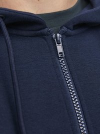 Marineblauwe zip-up hoodie van textuurstof, met een zichtbare rits en capuchon. Glad afwerking met contrasterende ritsdetails.